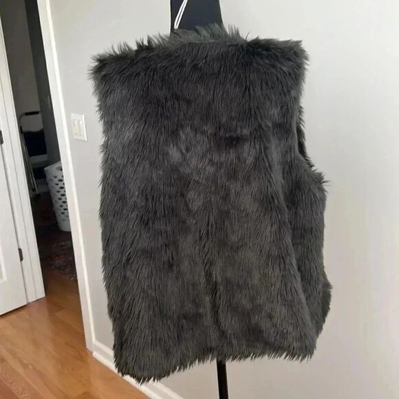 Charming Charlie’s Sliver/Grey faux fur vest - Picture 3 of 6